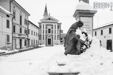 La neve ricopre parte del monumento ai caduti