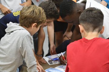 Maxcel mentre dispensa autografi 